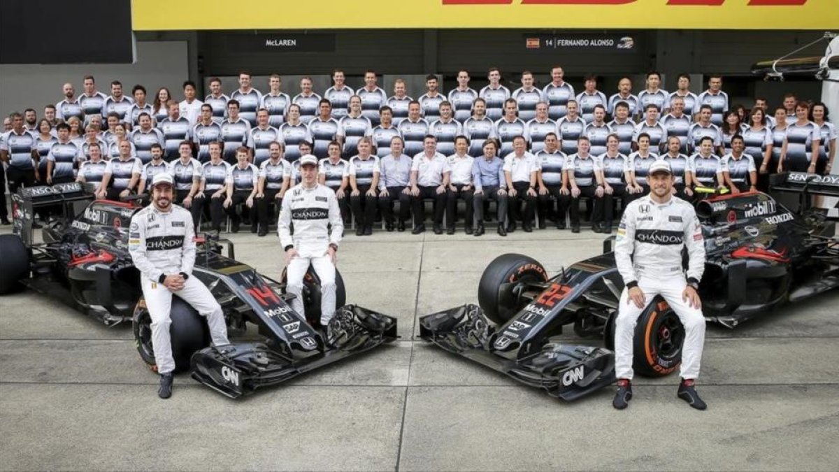 Fernando Alonso, el belga Stoffel Vandoorne y el britanico Jenson Button posan en el circuito de Suzuka.-EFE / DIEGO AZUBEL