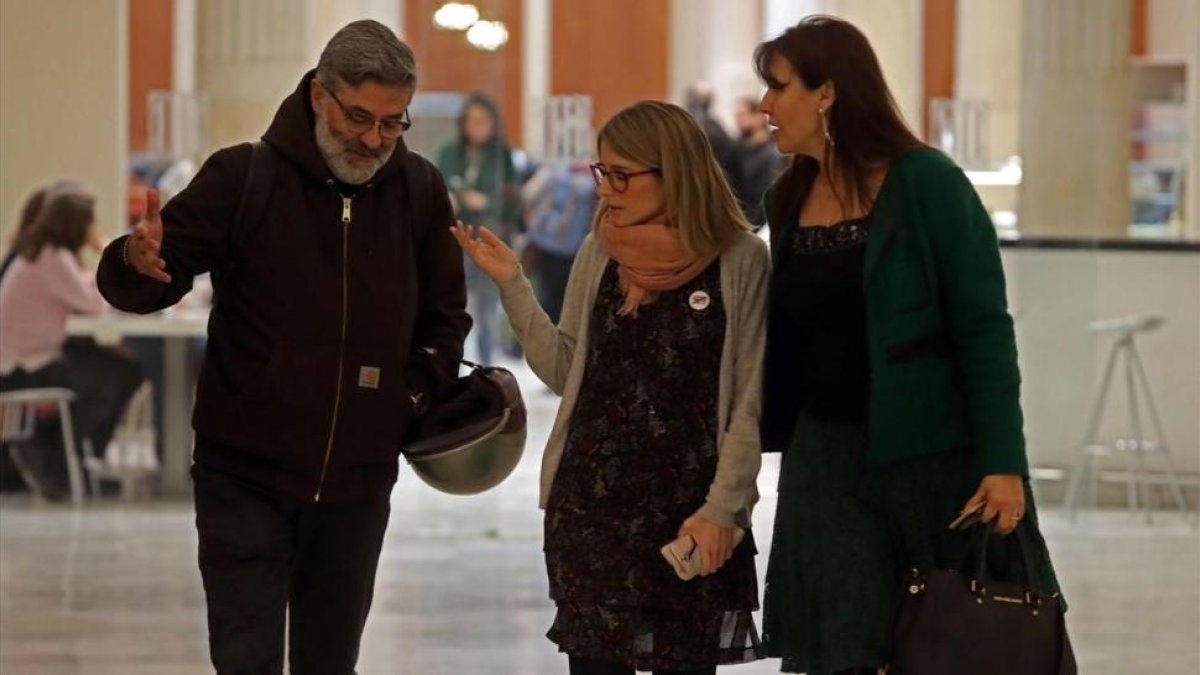 Elsa Artadi (JxCat), entre Carles Riera (CUP) y Laura Borràs (JxCat), en los pasillos del Parlament-TONI ALBIR (EFE)