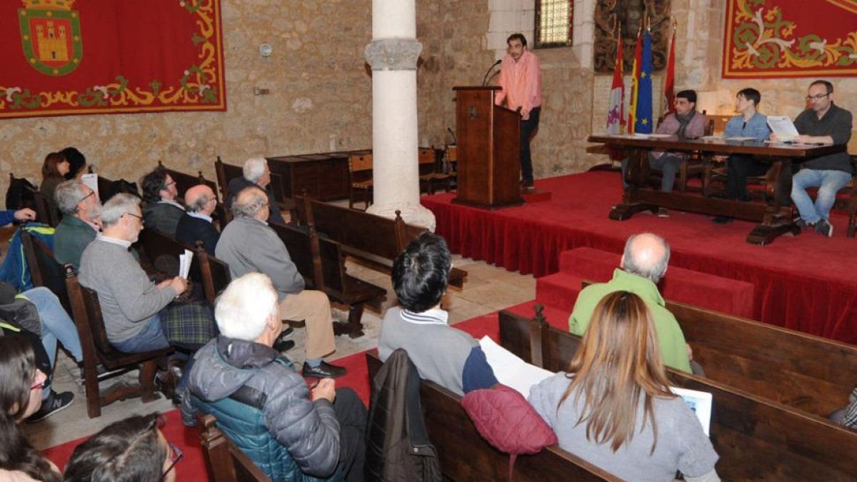 Medio centenar de personas participaron ayer en la asamblea de Imagina Burgos.-ISRAEL L. MURILLO