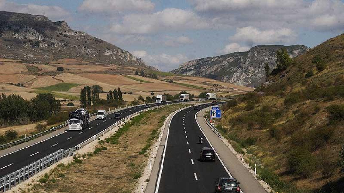 El tráfico en autopistas españolas durante agosto solo descendió en la AP-1.-G. G.