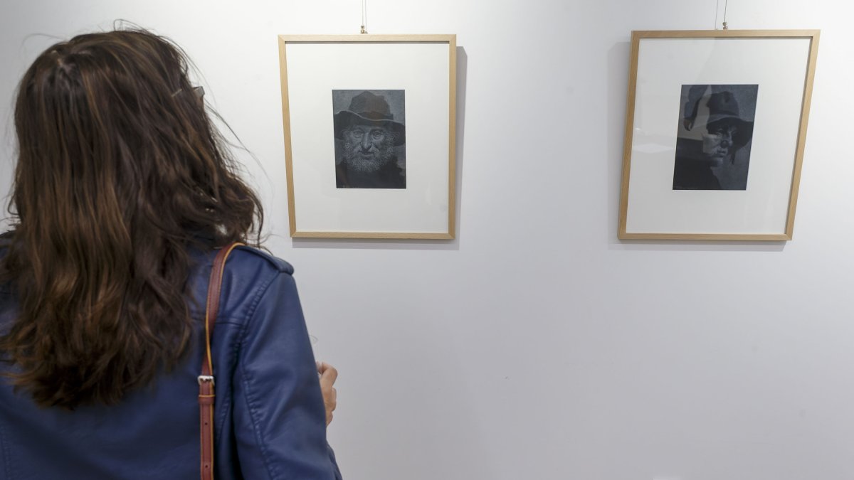 Muestra de los 25 últimos retratos realizados por Román García y que pueden verse en la sala de exposiciones de Cajaviva Caja Rural. SANTI OTERO