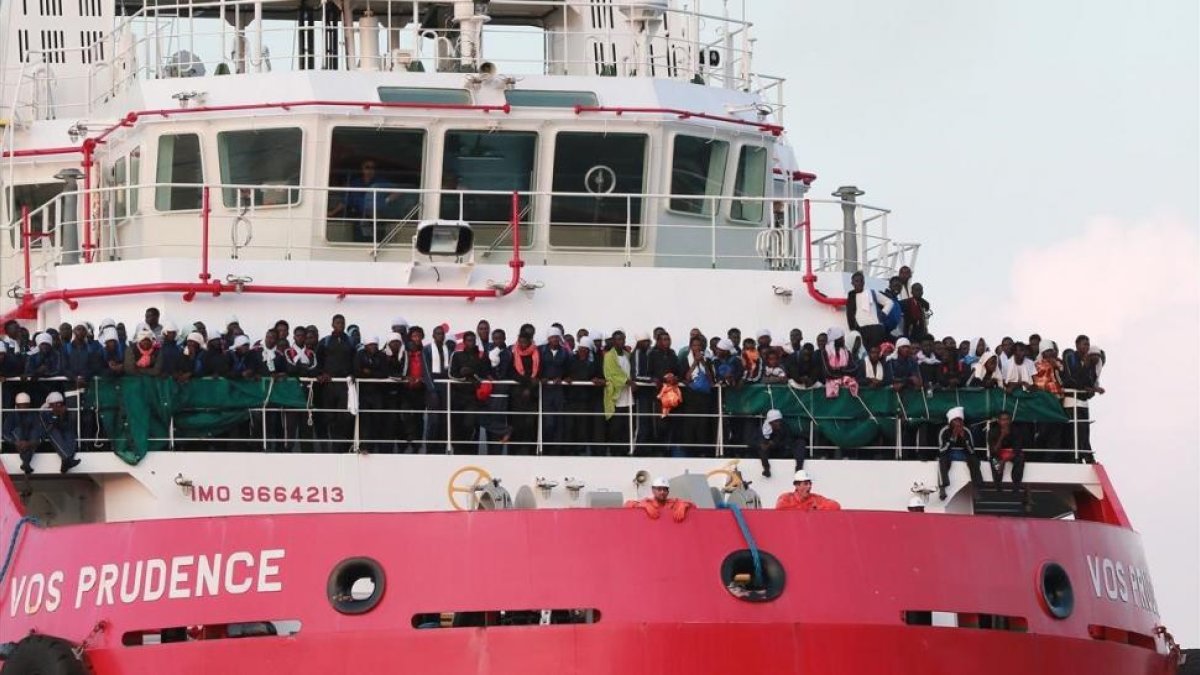 Inmigrantes rescatados por el Prudence, de Médicos sin Fronteras, a su llegada al puerto de Salerno (Italia), el 14 de julio.-AFP / CARLO HERMANN