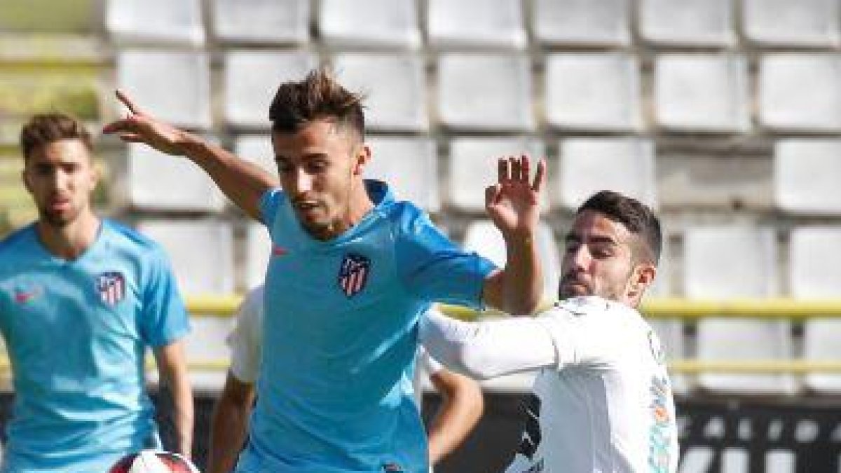 Eneko Undabarrena en una acción ante el Atlético de Madrid B.-SANTI OTERO
