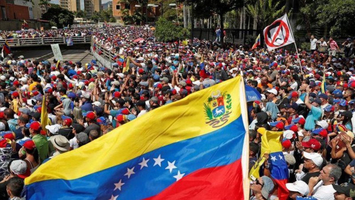 Partidarios de la oposición, en una protesta contra el Gobierno de Nicolás Maduro.-REUTERS / CARLOS GARCÍA RAWLINS