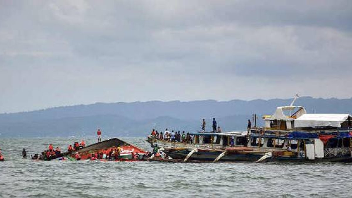 Vista general de las labores de búsqueda y rescate de víctimas junto a la  embarcación que naufragó en aguas frente al puerto de Ormoc.-Foto: ROBERT DEJON / EFE