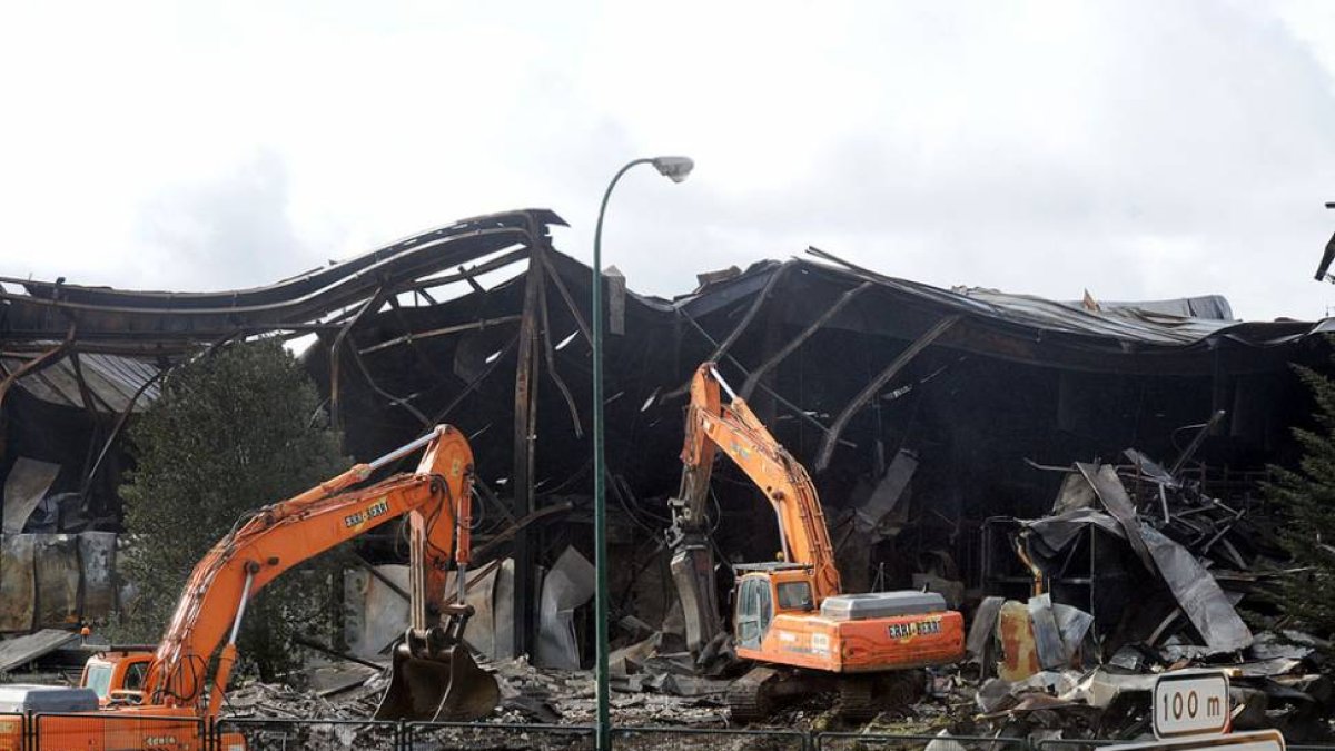 Los trabajos de demolición de la planta incendiada presentaban este estado hace unos días.-ISRAEL L. MURILLO