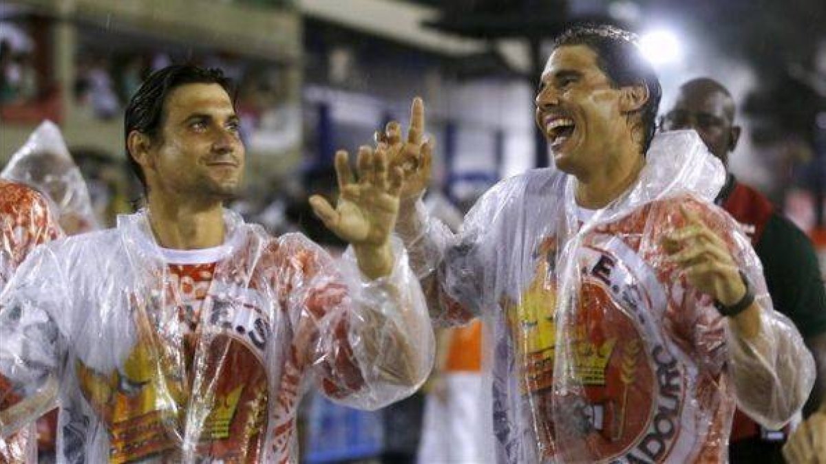 Rafael Nadal y David Ferrer participan del desfile en el sambódromo de Río de Janeiro.-Foto: REUTERS / PILAR OLIVARES