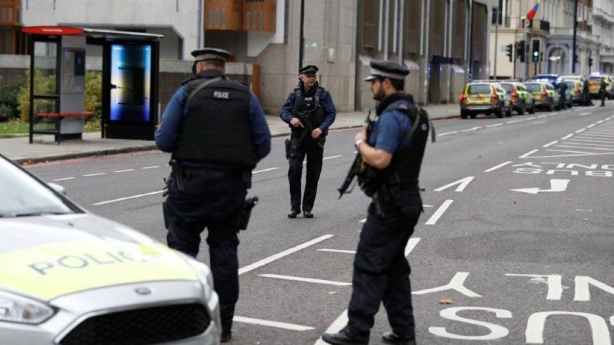 Agentes de policía, en las inmediaciones del Museo de Historia Nacional de Londres.-REUTERS / PETER NICHOLLS