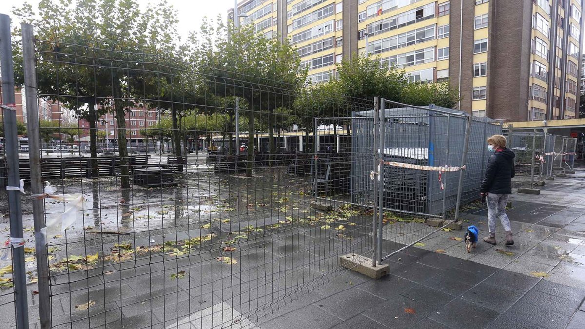 La plaza de Santiago ya se ha vallado para comenzar con las obras de remodelación. RAÚL G. OCHOA