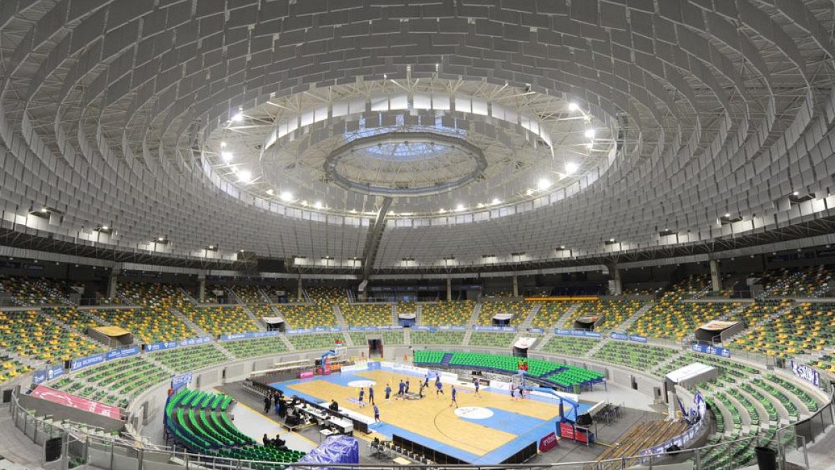 Vista del Coliseum con los nuevos paneles instalados en el techo.-ISRAEL L. MURILLO