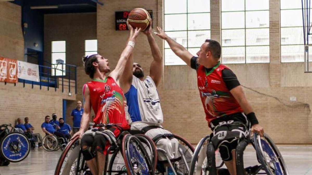 Marcio tira a canasta ante la oposición de dos  jugadores del Zuzenak durante el partido de ayer.-