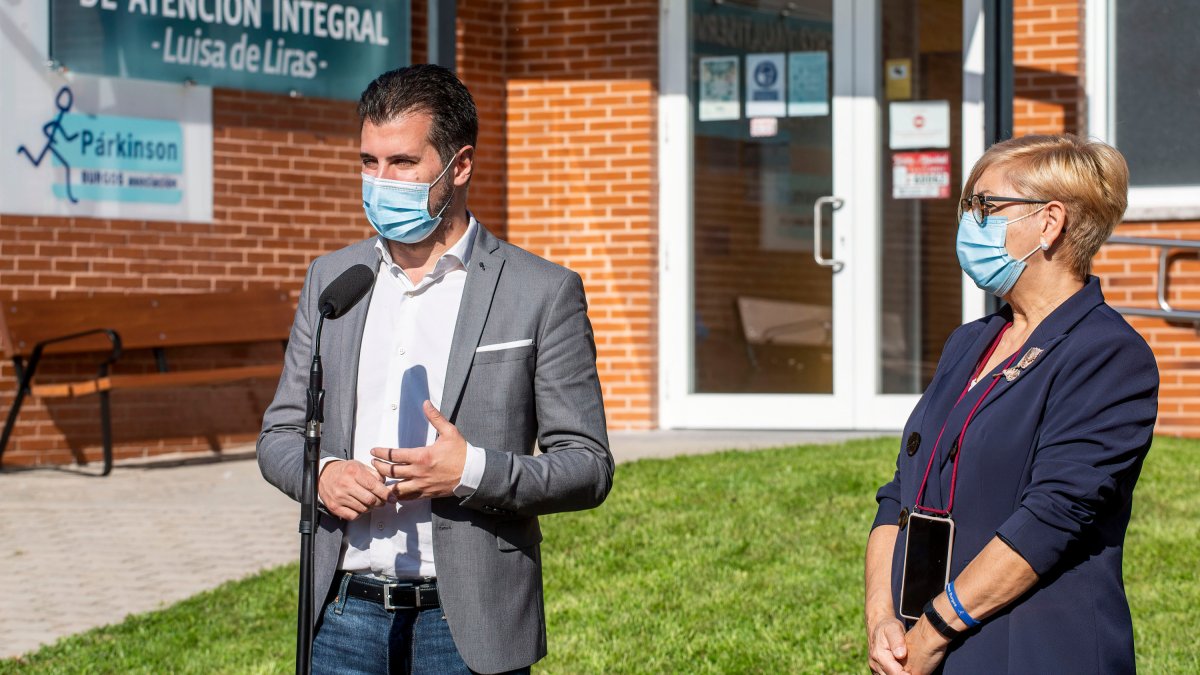 El secretario general del PSOE en Castilla y León, Luis Tudanca, junto a la presidenta de Parkinson Burgos, María Jesús Delgado. SANTI OTERO