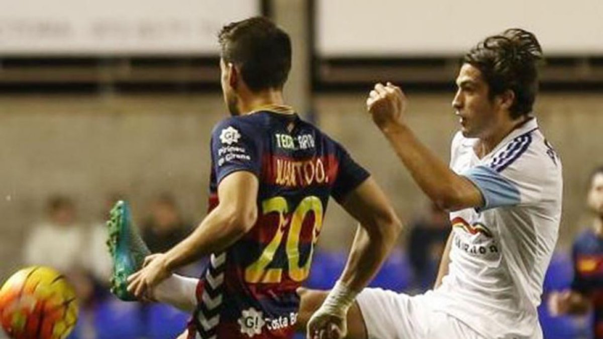 Provencio, que entró al campo en la segunda mitad, disputa un balón con el jugador del Llagostera Juanito-LFP.es
