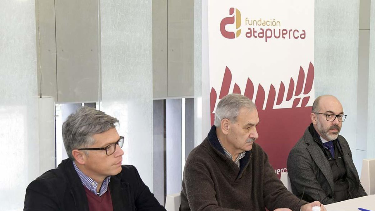 Alejandro Sarmiento, José María Bermúdez de Castro y Javier Ortega, ayer, en Ibeas de Juarros.-ICAL