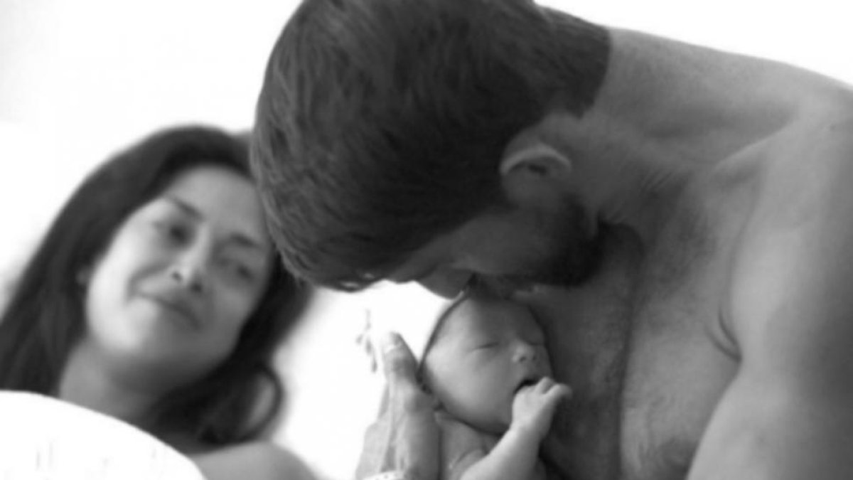 Michael Phelps sostiene a Boomer Robert, su hijo recién nacido.-INSTAGRAM