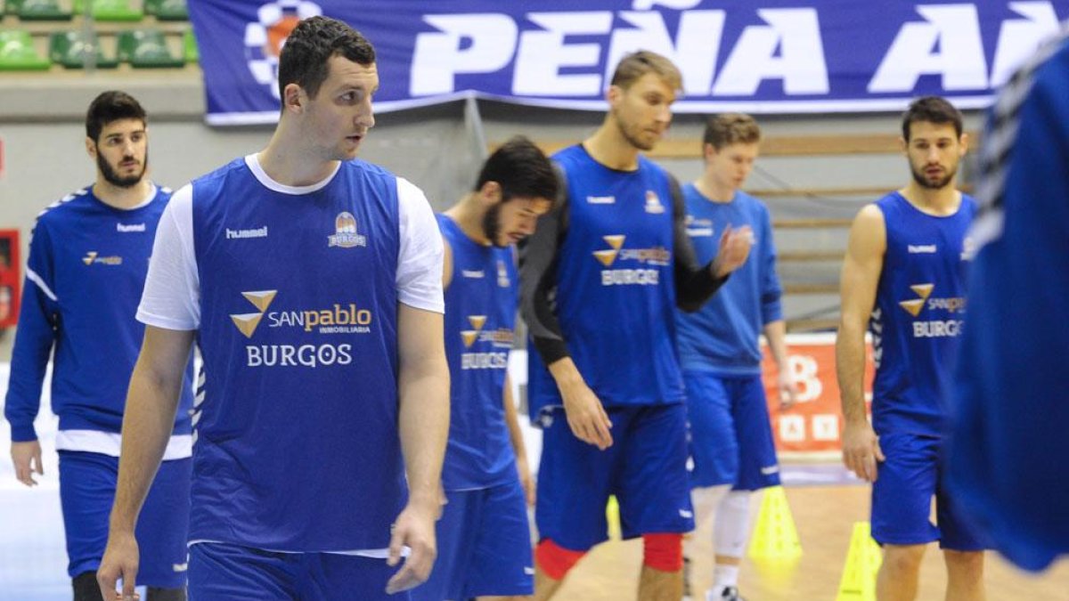 Paul Zipser completa un entrenamiento con el San Pablo Burgos.-ISRAEL L. MURILLO