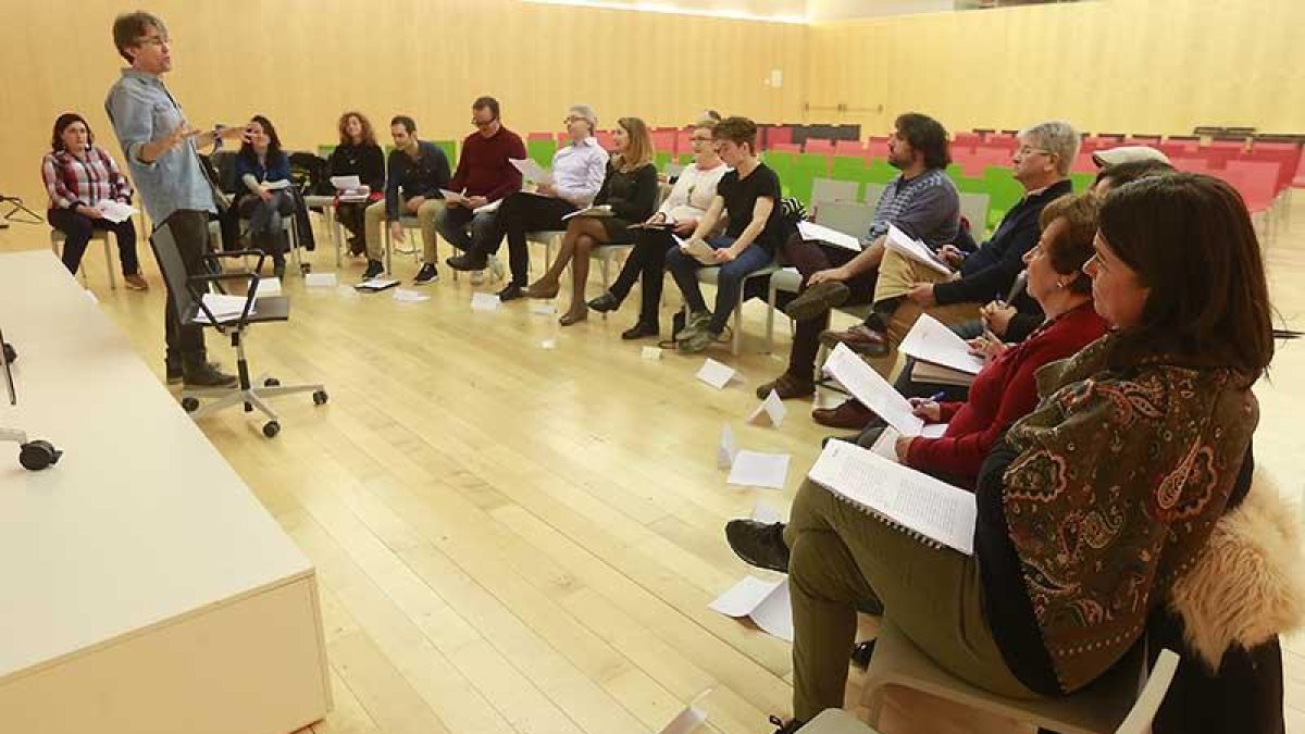 Rubén Abella se dirige a los asistentes al curso orquestado por la Escuela de Escritores y celebrado en el Museo de la Evolución Humana.-Raúl Ochoa