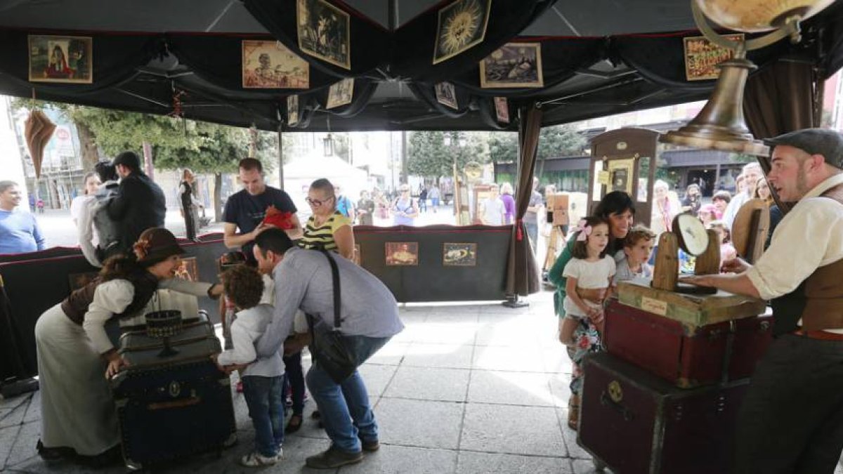 En el interior de la carpa mucho sson los juegos visuales que sorprenden a grandes y pequeños. Hoy volverá a abrir de 12 a 14 y de 18.30 a 20.30 horas.-RAÚL G. OCHOA