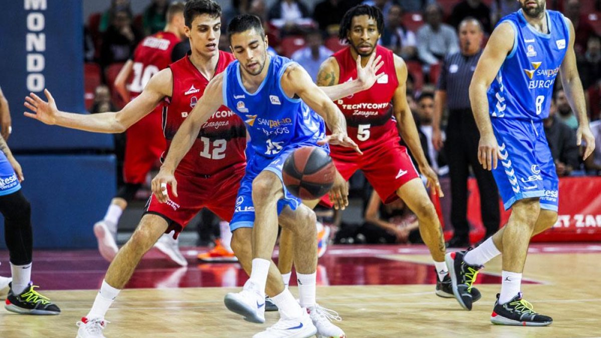 Álex López protege el balón ante Carlos Alocén.