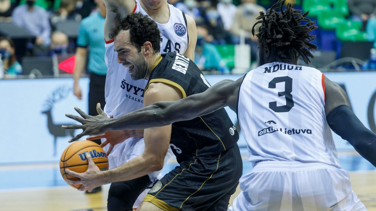 Benite fuerza la acción entre dos rivales. SANTI OTERO