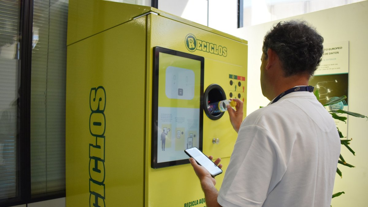 Un trabajador recicla en la máquina instalada. ECB