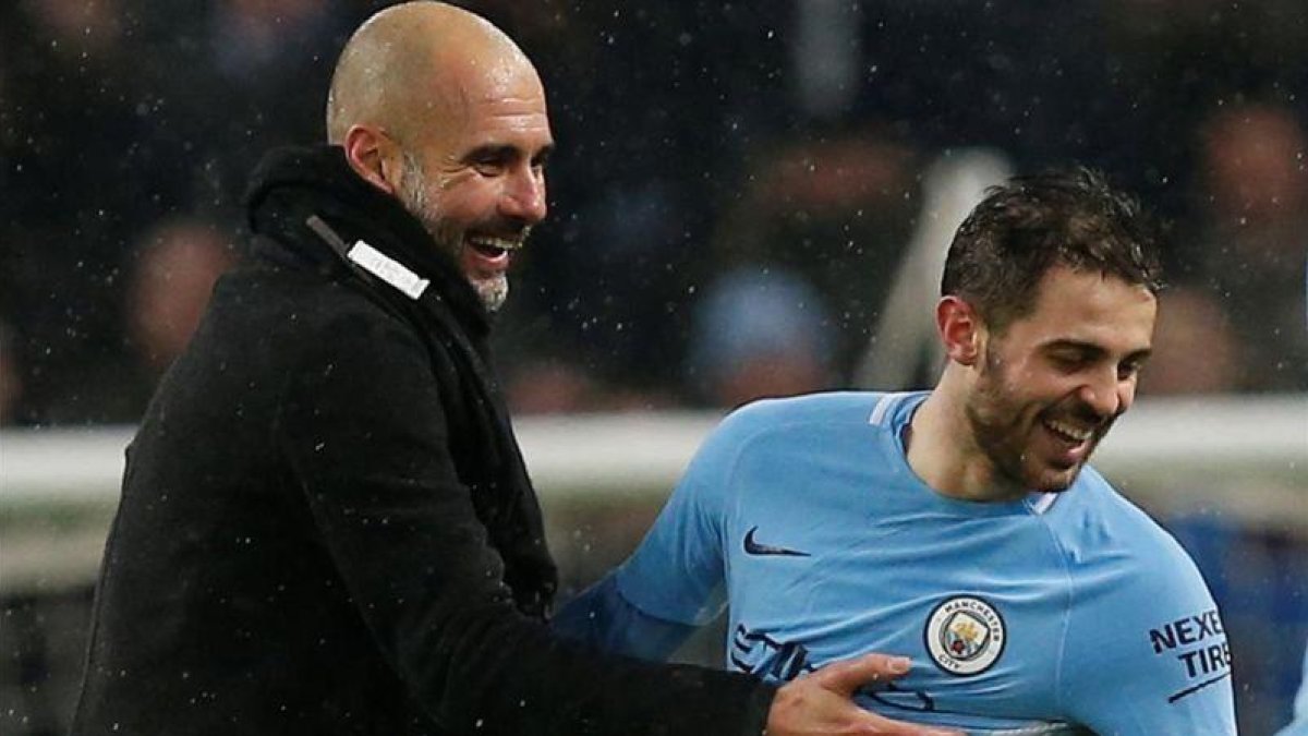 Guardiola felicita a Bernardo Silva, autor del gol del City ante el Chelsea.-REUTERS / ANDREW YATES