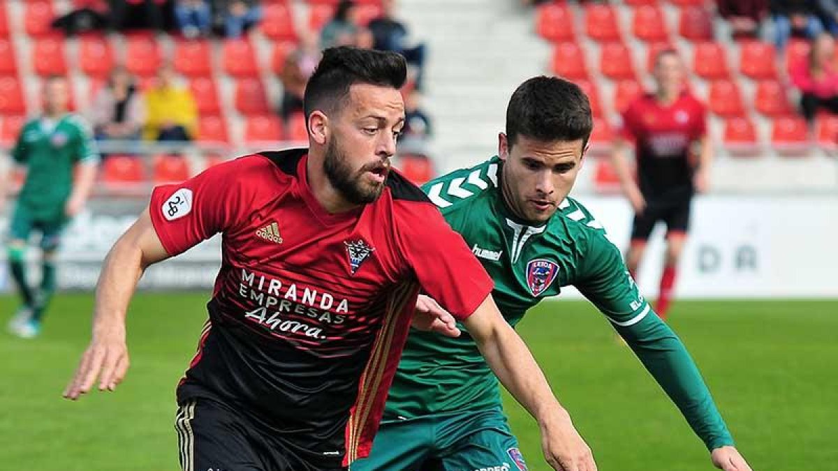 Romero conduce un balón perseguido por un jugador del Leioa en el choque de ayer en Anduva-José Esteban Egurrola