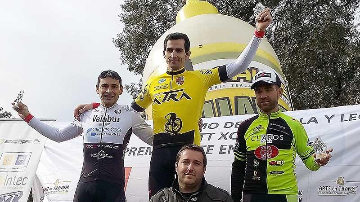 Santi Garrido (izda) y Martín Mata (centro) en el podio.-