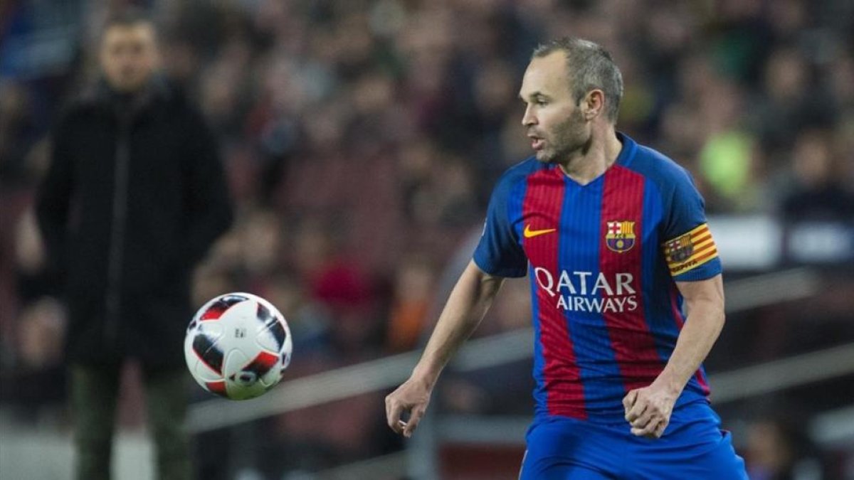 Iniesta controla el balón en el Camp Nou.-JORDI COTRINA
