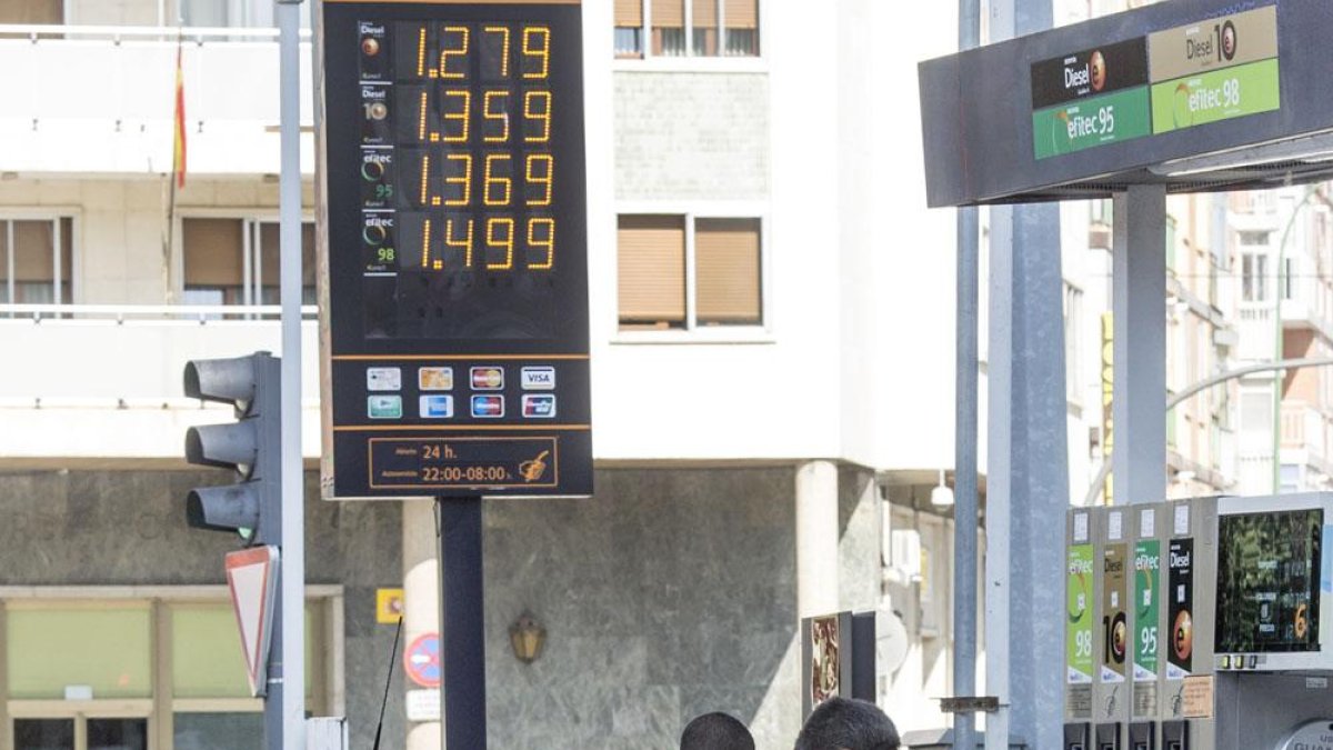 Unoperario echa combustible en el vehículo de un cliente.-ISRAEL L. MURILLO