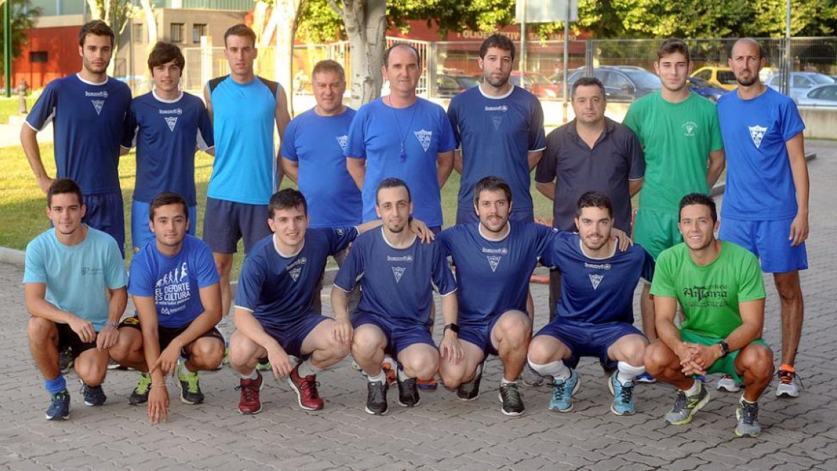 Imagen de la plantilla y el cuerpo técnico del conjunto burgalés ayer en San Amaro.-ISRAEL L. MURILLO