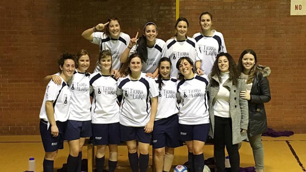 Plantilla del equipo femenino Tierra de Lara, que en la jornada copera perdió 1-13 ante el Bar El Abuelo.-