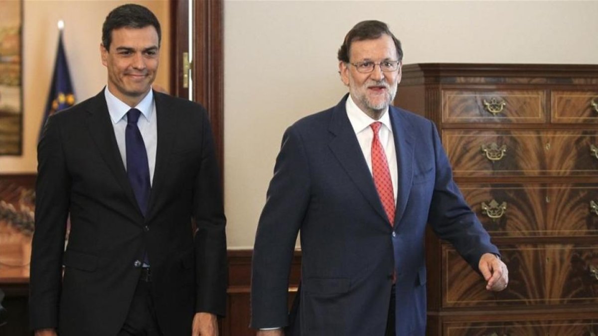 El presidente del Gobierno, Marinao Rajoy, y el líder del PSOE, Pedro Sánchez, en una reunión en el Congreso en agosto del 2016.-MARISCAL