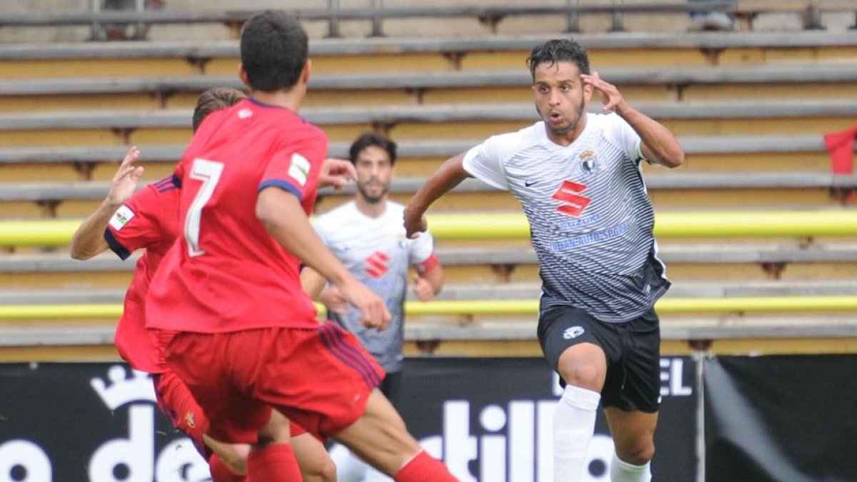 Youssef conduce un balón en un choque liguero disputado en El Plantío-Israel L. Murillo