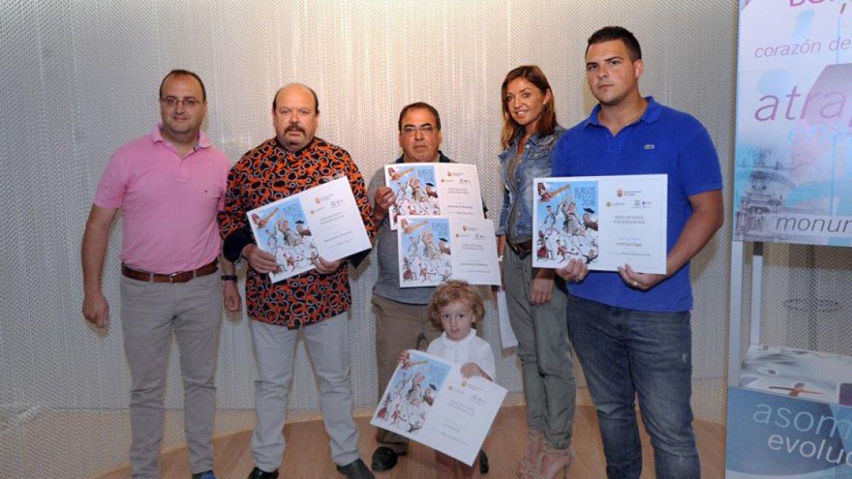Los hosteleros premiados con la concejal de Turismo, Carolina Blasco.-ISRAEL L. MURILLO