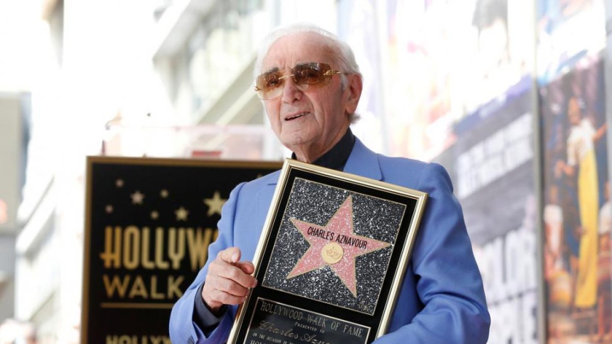 El cantante franco-armenio Charles Aznavour posa con su estrella en el paseo de la Fama de Hollywood.-MARIO ANZUONI (REUTERS)