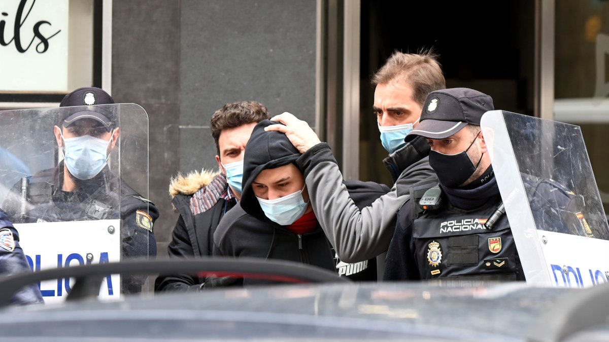 Los agentes trasladan a uno de los dos detenidos. SANTI OTERO