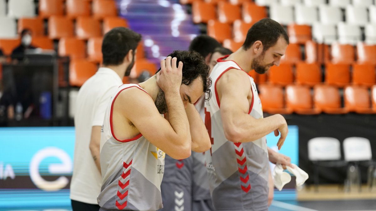 Benite abandona la pista cabizbajo tras la derrota. ACB PHOTO