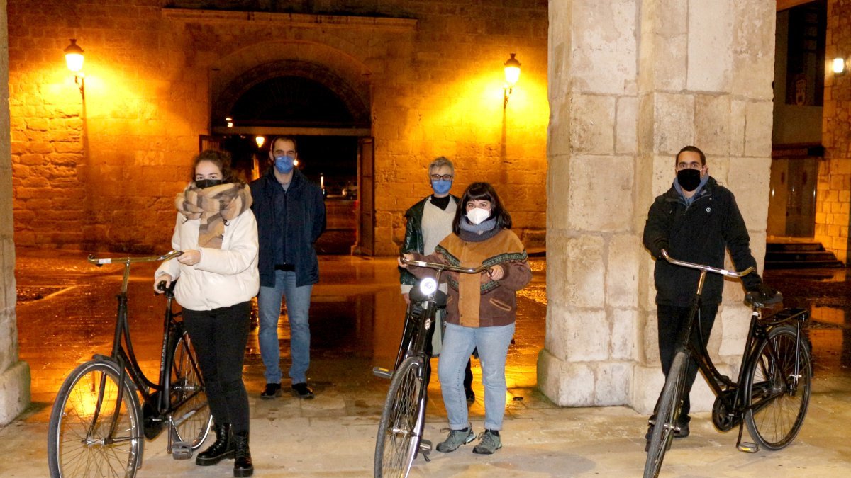 Cada uno de los tres premiados recibió una bicicleta holandesa reacondicionada. UBU