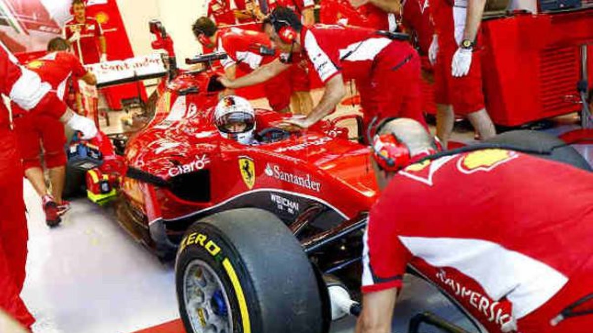 Sebastian Vettel en su parada en boxes durante el Gran Premio de Singapur.-EFE / DIEGO AZUBEL