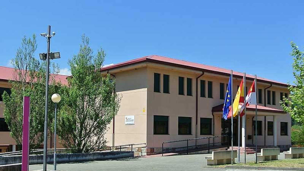 El instituto Sancho de Matienzo, en Villasana de Mena, se beneficia del Programa de Gratuidad de Libros de Texto.-ECB