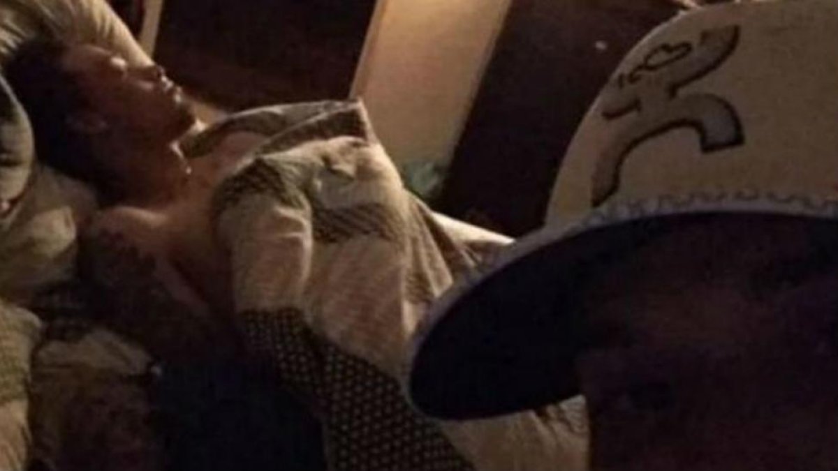 Selfi de Duston Holloway. Al fondo, su pareja y un desconocido.-