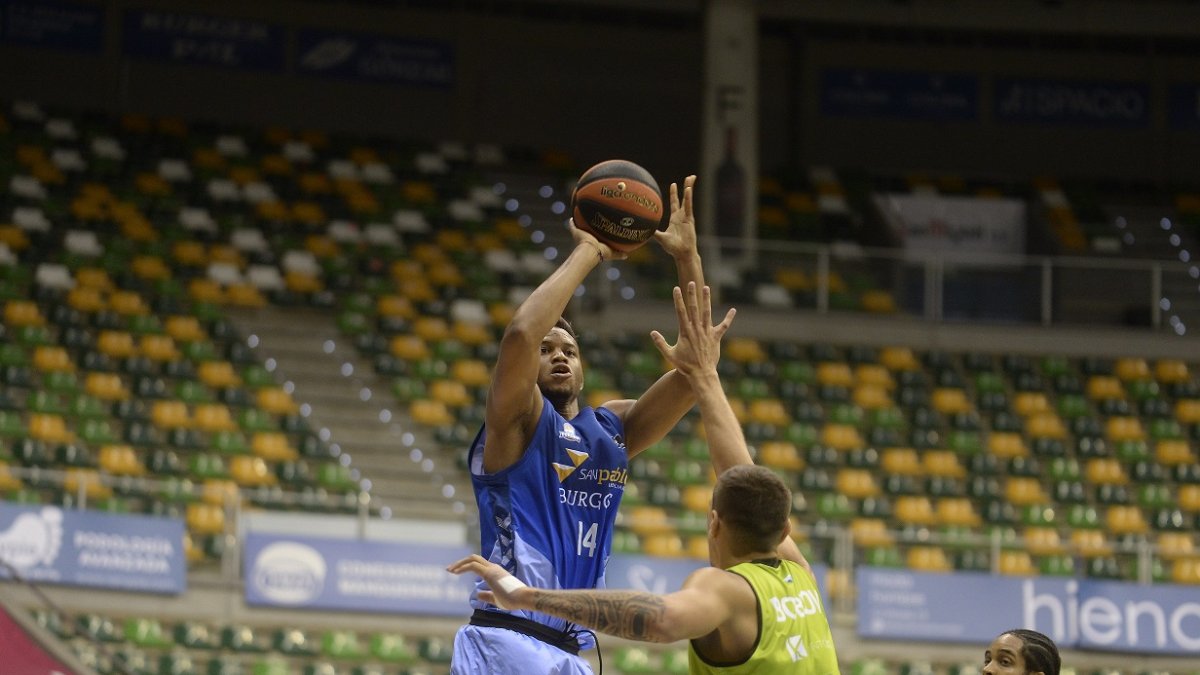 Rivero lanza a canasta en el partido contra el Fuenlabrada en un Coliseum vacío. B. B. HOJAS / SPB