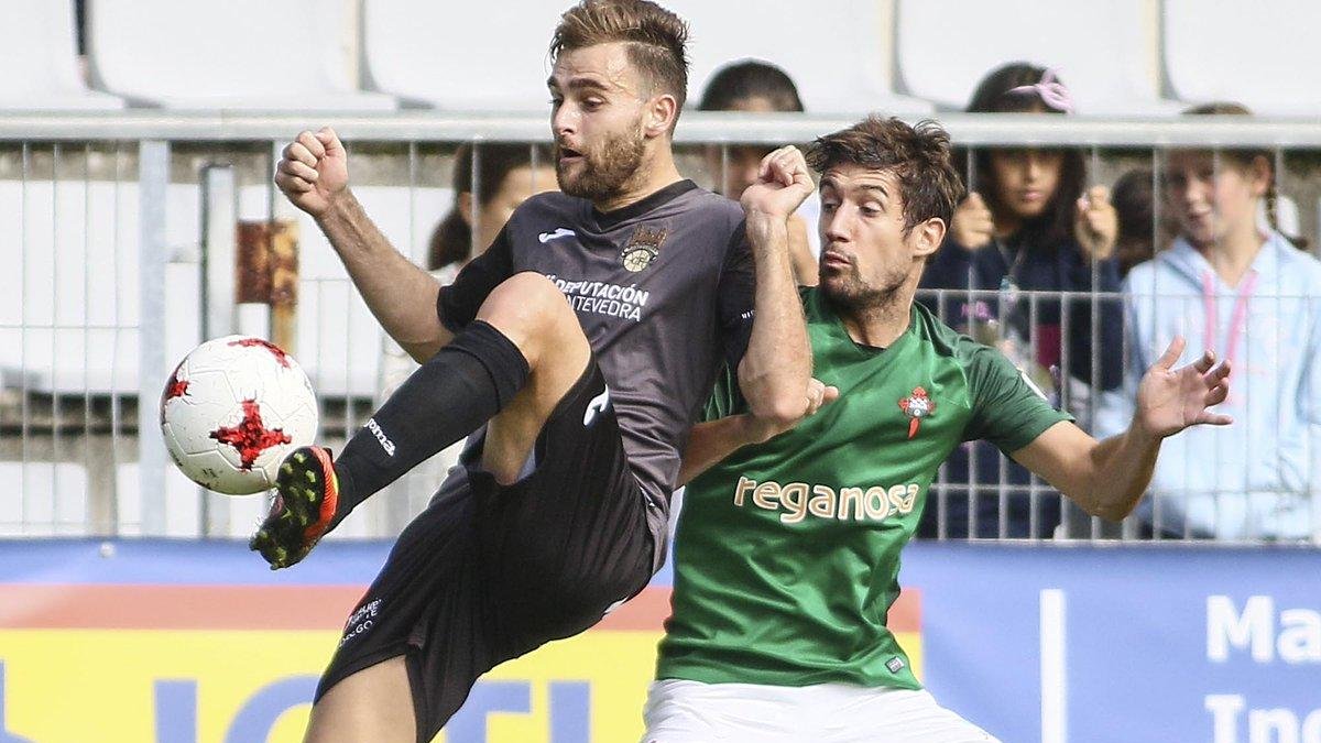 Aldalur presiona a un oponente en su etapa en el Racing de Ferrol.-WWW.FERROL360.ES