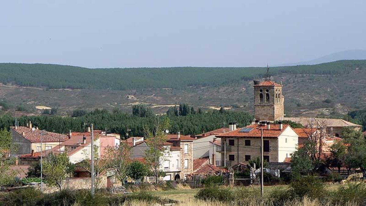 Vista general de Salas de los Infantes, al abrigo de la Sierra de la Demanda. Por encima de las viviendas se erige majestuosa la iglesia de Santa Cecilia.-ECB