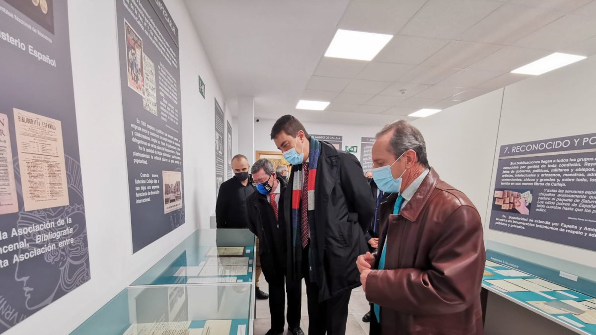 El consejero de la Presidencia, durante la visita al museo. ICAL