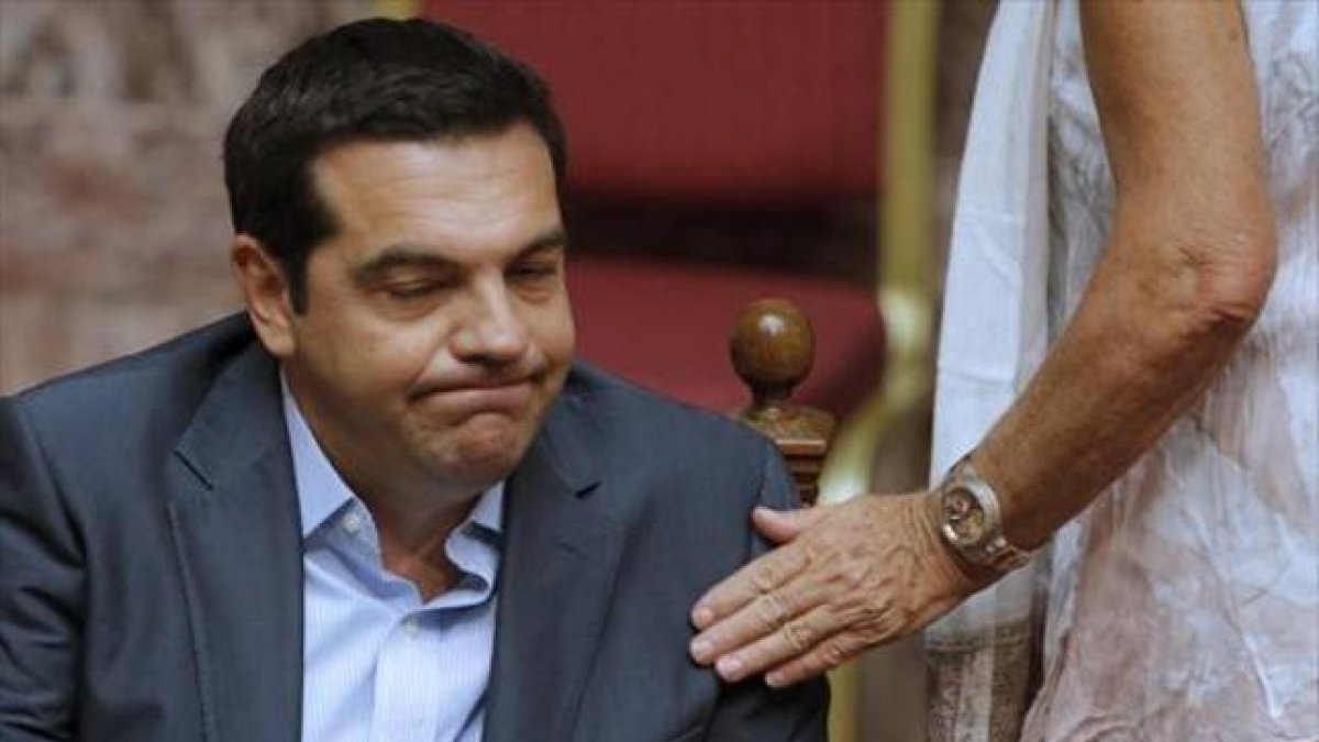 El primer ministro griego, Alexis Tsipras, en el transcurso de una maratoniana jornada en el Parlamento.-REUTERS / CHRISTIAN HARTMANN
