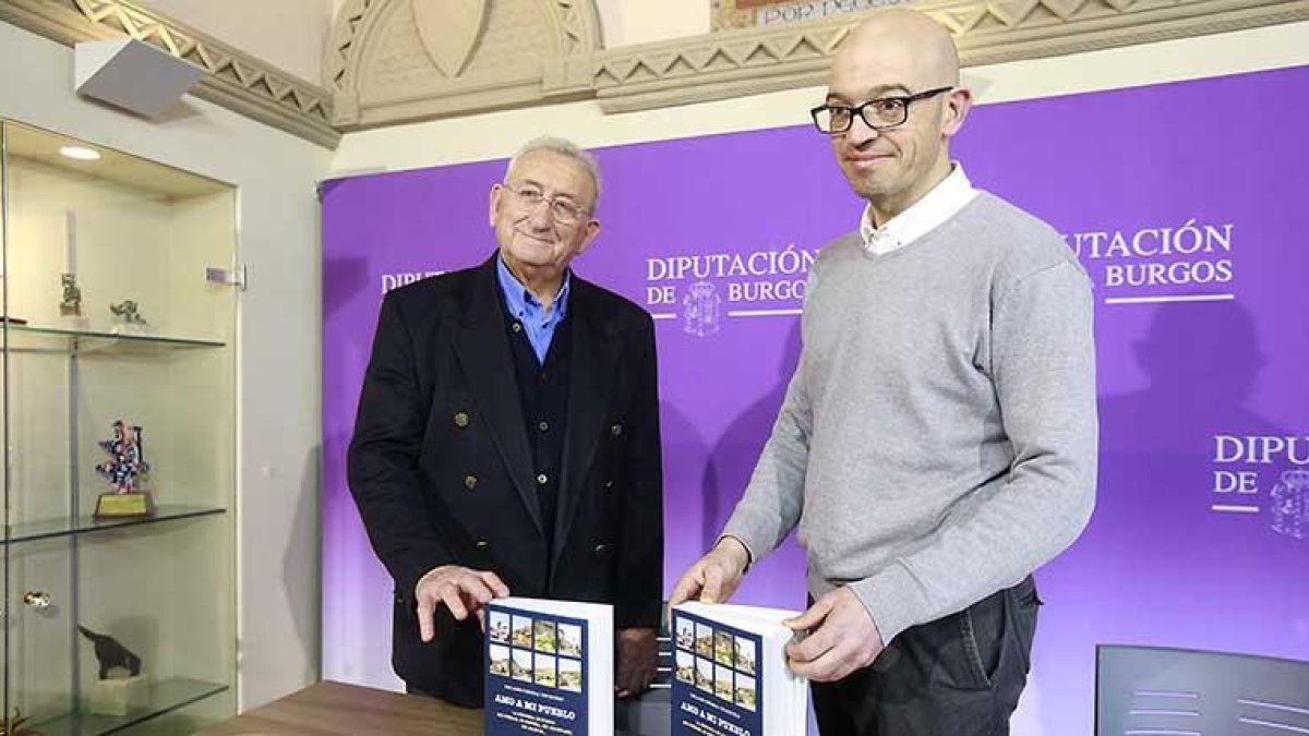 Emiliano Nebreda (izq.) estuvo acompañado ayer en la presentación, por el diputado provincial de Cultura, Luis Jorge del Barco (dch).-R. OCHOA