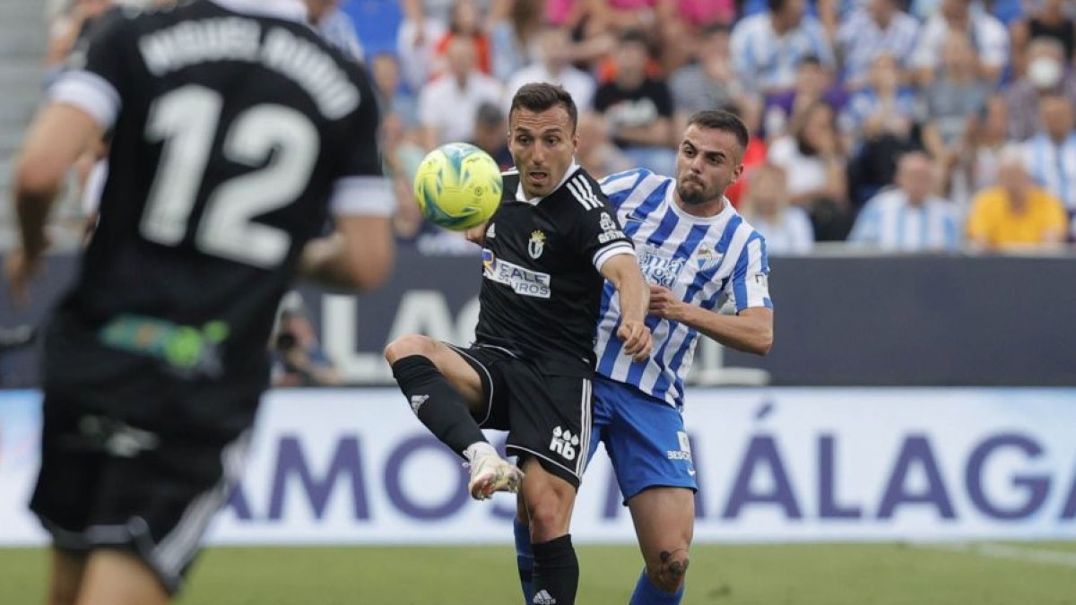 Valcarce se dispone a controlar un balón durante el partido de este sábado. LALIGA