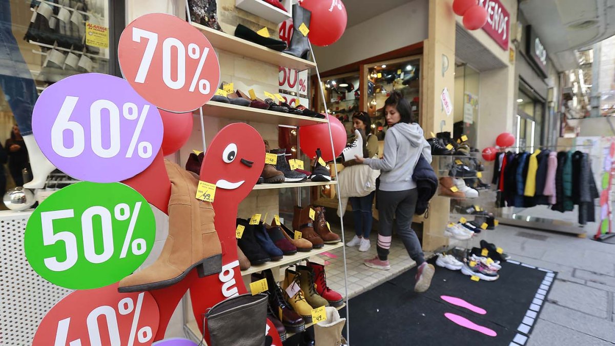 Colores llamativos y carteles vistosos muestran al público hasta dónde pueden llegar los descuentos a la hora de adquirir múltiples productos. RAÚL G. OCHOA
